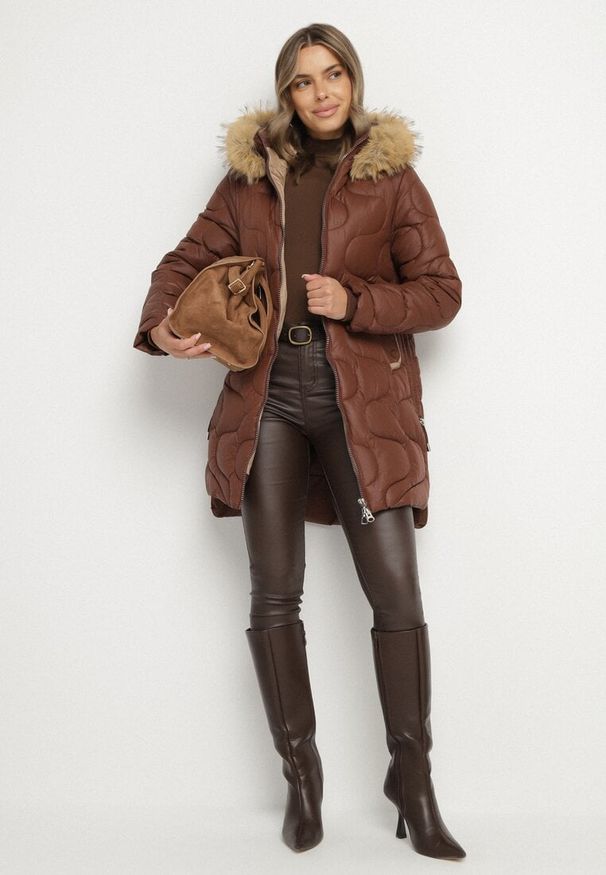 Born2be - Brązowa Kurtka z Kapturem z Futerkiem Zdobiona Oryginalnym Pikowaniem Oleda. Okazja: na co dzień. Typ kołnierza: kaptur. Kolor: brązowy. Materiał: futro. Wzór: aplikacja. Styl: klasyczny, casual