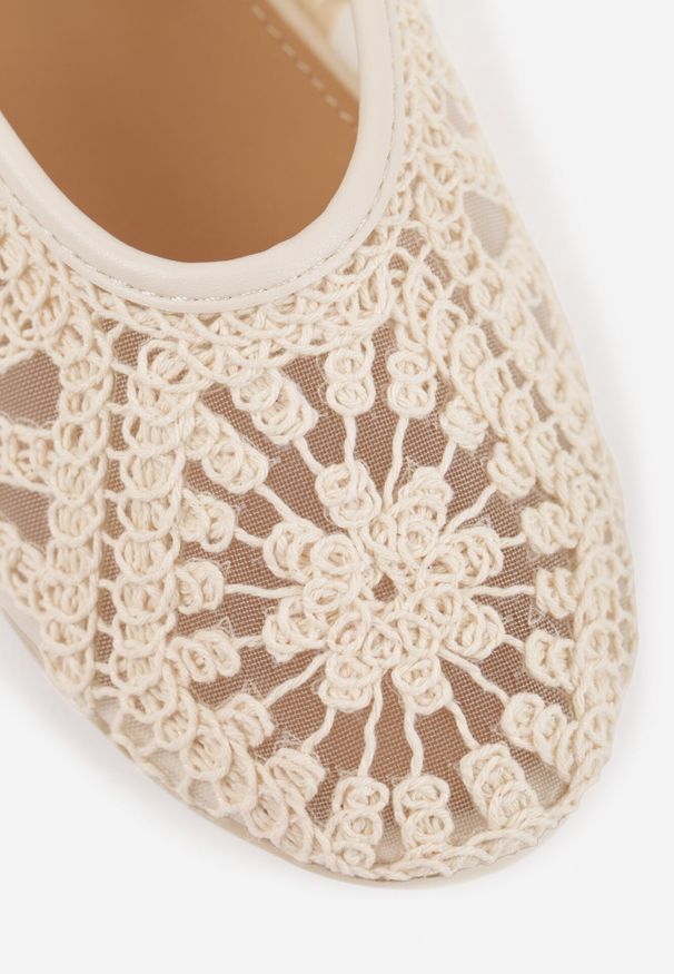 Born2be - Beżowe Siateczkowe Balerinki Boho z Paskiem z Klamerką Zdobione Plecionką Calironei. Okazja: na co dzień. Zapięcie: pasek. Kolor: beżowy. Materiał: jeans, len. Wzór: aplikacja. Sezon: lato. Styl: boho