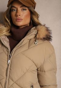 Renee - Ciemnobeżowa Kurtka z Pikowanymi Przeszyciami Kapturem i Rozcięciami na Napy Tintovia. Okazja: na co dzień. Kolor: beżowy. Materiał: jeans, futro. Styl: elegancki, casual #5