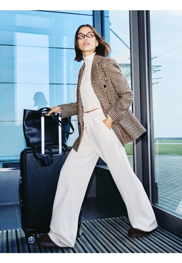 Reserved - Spodnie z szeroką nogawką - beżowy. Kolor: beżowy. Materiał: dzianina