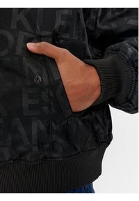 Calvin Klein Jeans Kurtka bomber Logo Aop J30J324658 Czarny Oversize. Kolor: czarny. Materiał: syntetyk #2
