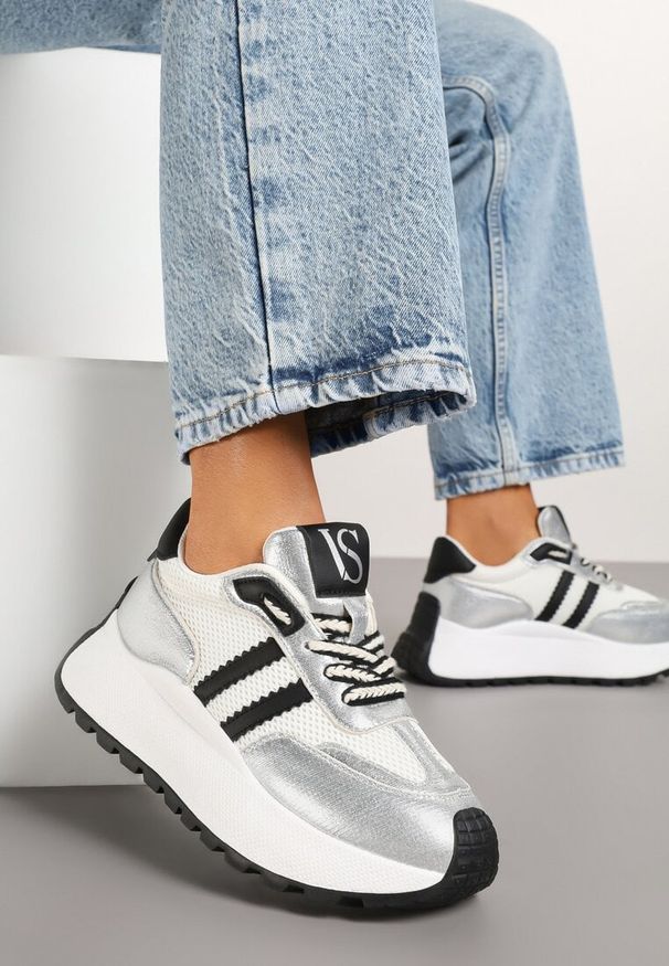 Born2be - Biało-Srebrne Sznurowane Sneakersy Vices na Grubej Podeszwie z Metaliczną Wstawką Nelenia. Okazja: na co dzień, na spacer. Kolor: biały. Materiał: jeans. Sport: turystyka piesza