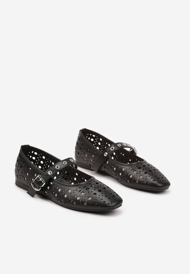 Renee - Czarne Ażurowe Balerinki z Rockowym Paskiem z Klamerką Ilionra. Zapięcie: pasek. Kolor: czarny. Materiał: jeans. Wzór: ażurowy. Obcas: na obcasie. Styl: rockowy. Wysokość obcasa: niski