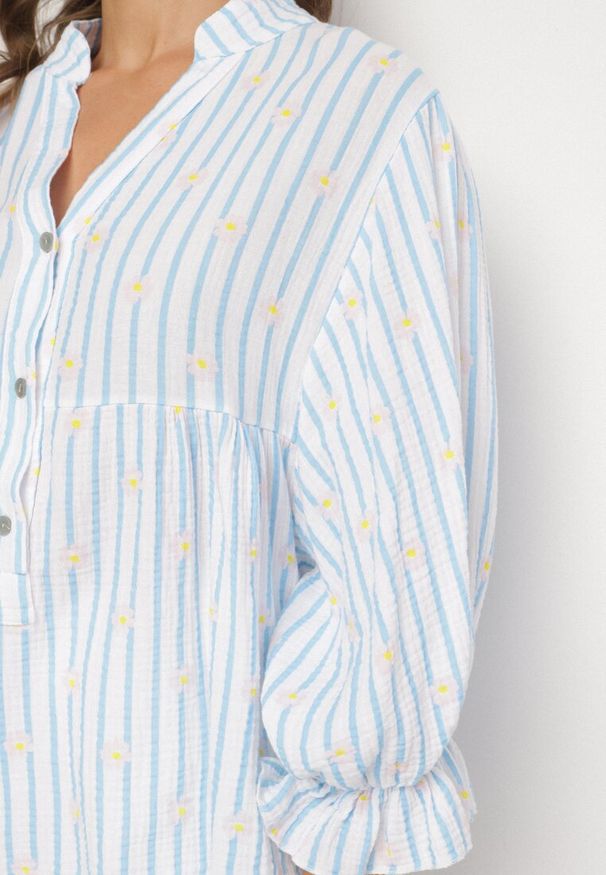 Born2be - Niebieska Bawełniana Koszula z Dekoltem w Serek w Kwiatowy Wzór Mailovelle. Okazja: na co dzień, do pracy, na spotkanie biznesowe. Typ kołnierza: dekolt w serek. Kolor: niebieski. Materiał: bawełna. Wzór: kwiaty. Styl: biznesowy, casual, elegancki