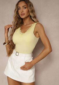 Renee - Żółty Prążkowany Top z Bawełny na Szerokich Ramiączkach z Koronką Nitafina. Kolor: żółty. Materiał: bawełna, koronka, prążkowany. Długość rękawa: na ramiączkach. Wzór: koronka. Sezon: lato