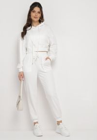 Born2be - Biały Komplet Dresowy Bluza z Kapturem i Spodnie Joggery Famiana. Kolor: biały. Materiał: dresówka #6