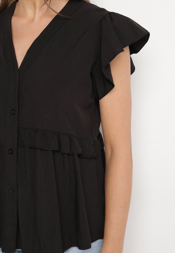 Born2be - Czarna Koszula z Wiskozą z Falbankami i Dekoltem w Kształcie Litery V Alivienne. Okazja: na co dzień. Typ kołnierza: dekolt w kształcie V, kołnierz z falbankami. Kolor: czarny. Materiał: wiskoza. Długość rękawa: krótki rękaw. Długość: krótkie. Styl: casual