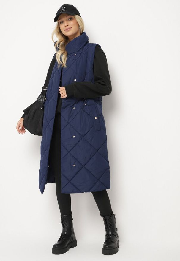 Born2be - Granatowa Pikowana Kamizelka o Długim Kroju ze Stójką i Kieszeniami Avatheia. Okazja: na co dzień. Typ kołnierza: kołnierzyk stójkowy. Kolor: niebieski. Materiał: jeans. Długość: długie. Wzór: aplikacja. Styl: elegancki, klasyczny, casual