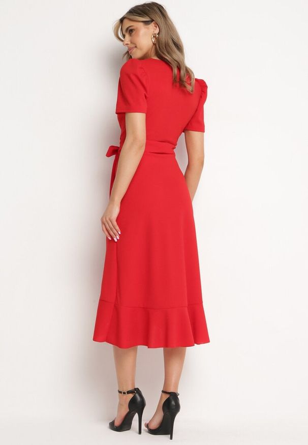 Born2be - Czerwona Sukienka Taliowana z Kopertowym Dekoltem i Falbanką Tatania. Okazja: na co dzień. Kolor: czerwony. Długość rękawa: krótki rękaw. Typ sukienki: kopertowe. Styl: klasyczny, casual, elegancki
