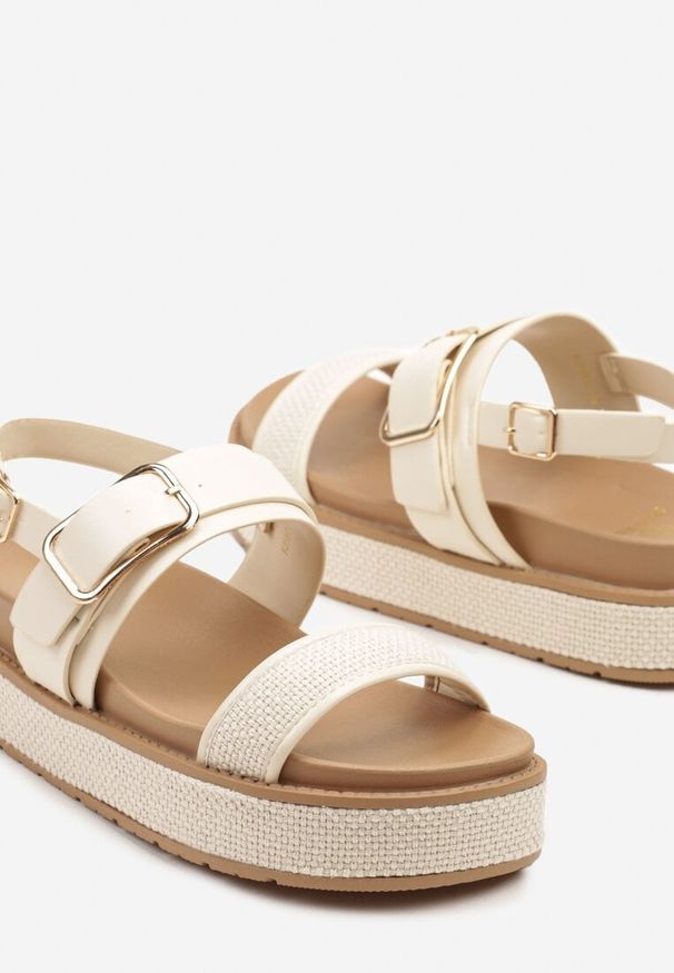 Born2be - Beżowe Sandały na Niskiej Platformie z Klamrą i Sprzączką Ogregia. Zapięcie: klamry. Kolor: beżowy. Obcas: na platformie