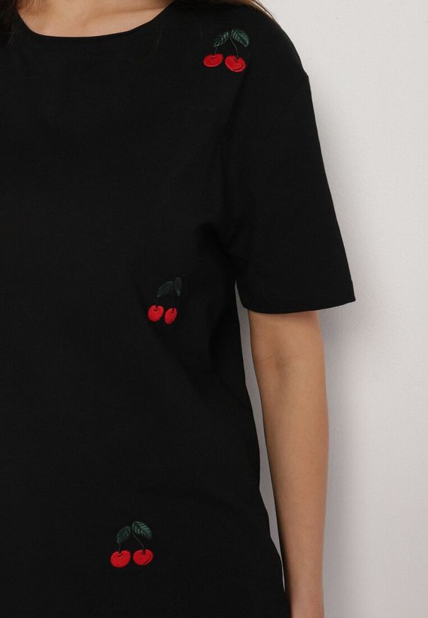 Born2be - Czarny Bawełniany T-shirt Zdobiony Haftem z Motywem w Wiśnie Nevianira. Okazja: na co dzień. Kolor: czarny. Materiał: bawełna. Wzór: aplikacja, haft. Styl: casual