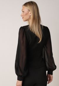 Born2be - Czarna Bluzka Kopertowa VICES z Dekoltem V Bufiastymi Rękawkami i Zaakcentowanymi Ramionami Tine. Okazja: na co dzień. Typ kołnierza: dekolt w kształcie V. Kolor: czarny. Materiał: jeans. Długość rękawa: krótki rękaw. Styl: casual, elegancki #3