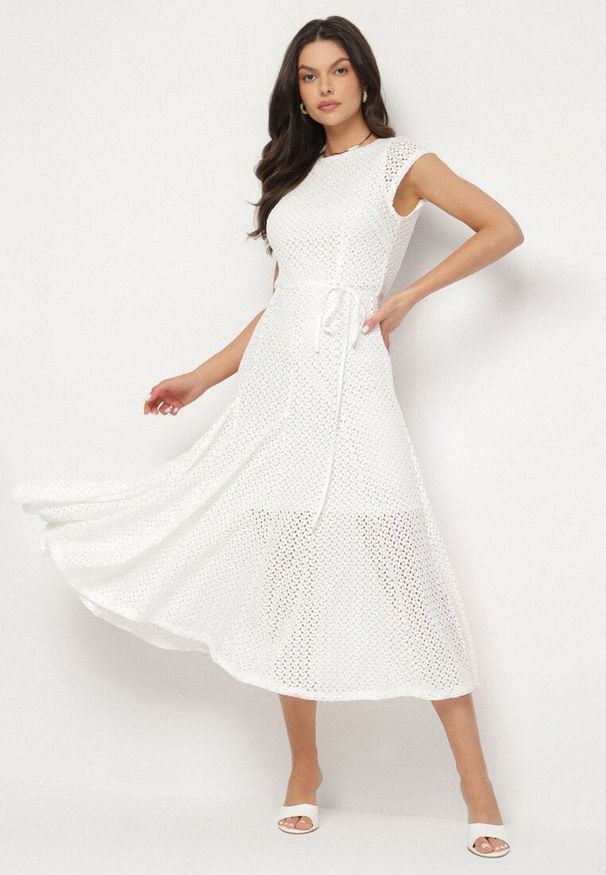 Born2be - Biała Rozkloszowana Sukienka z Ażurowym Wzorem i Paskiem Galindella. Kolor: biały. Wzór: ażurowy. Styl: klasyczny