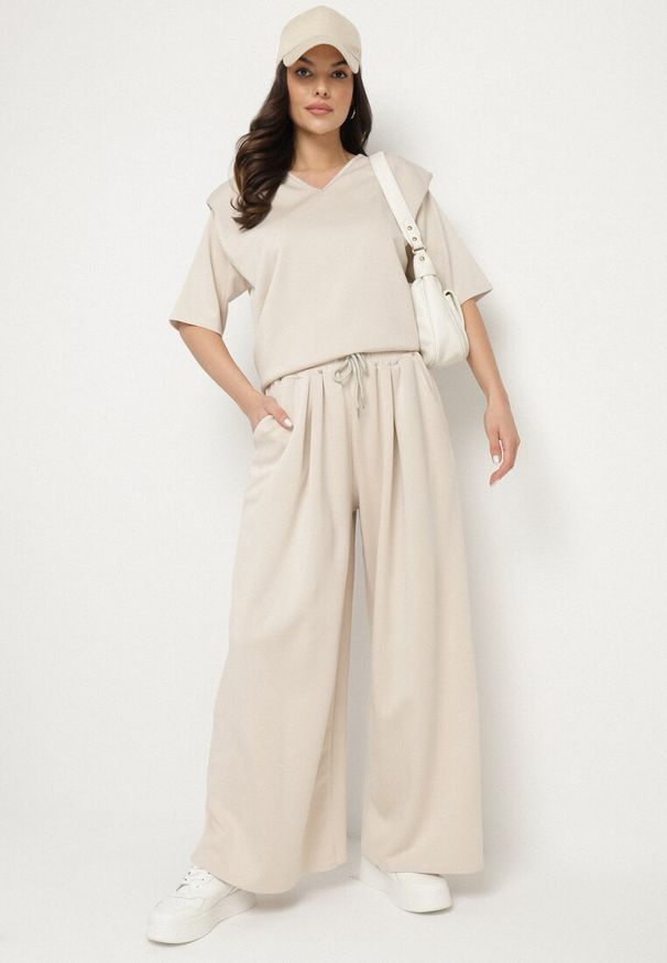 Born2be - Jasnobeżowy Komplet z Wiskozą Szerokie Spodnie i Bluzka z Dekoltem w Serek Zeilora. Kolor: beżowy. Materiał: wiskoza