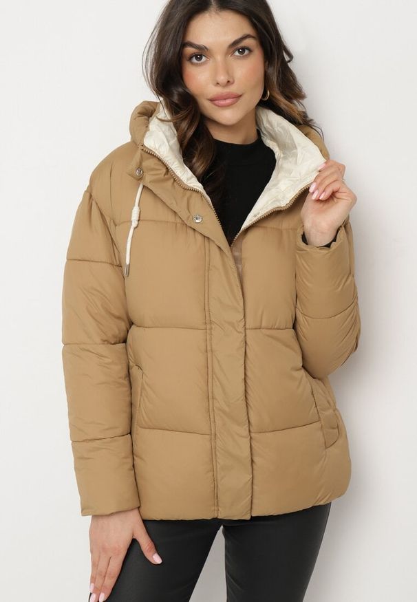 Born2be - Jasnobeżowa Pikowana Kurtka o Pudełkowym Kroju z Kapturem i Kieszeniami Alissan. Typ kołnierza: kaptur. Kolor: beżowy. Materiał: jeans. Sezon: zima