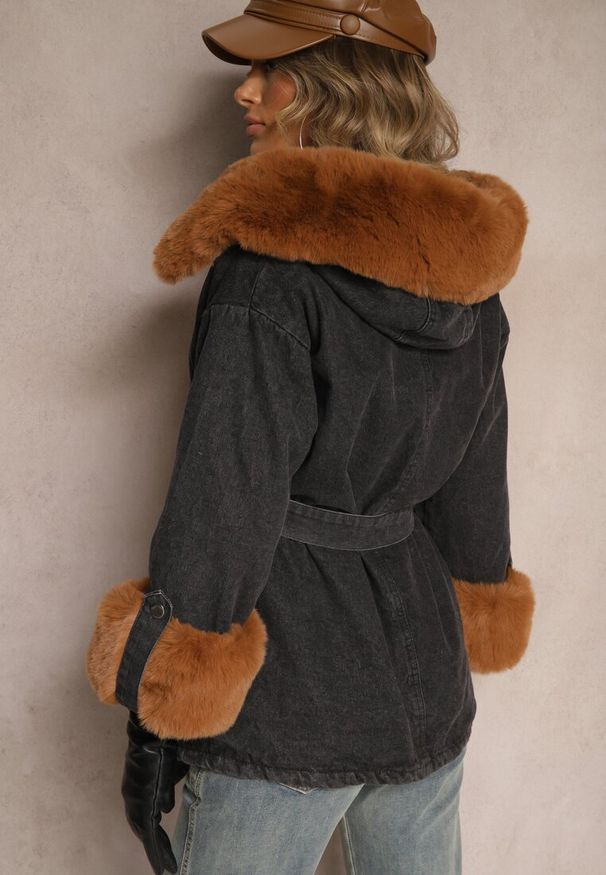 Renee - Czarna Jeansowa Kurtka z Odpinanym Futerkiem i Kapturem z Dodatkowym Paskiem Tarwena. Okazja: na co dzień. Kolor: czarny. Materiał: futro, jeans. Styl: klasyczny, elegancki, sportowy, casual