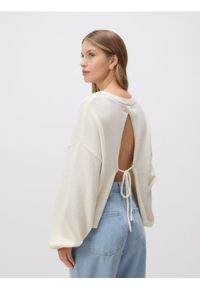 Reserved - Sweter z wiązaniem z tyłu - kremowy. Kolor: kremowy. Materiał: bawełna, dzianina #1