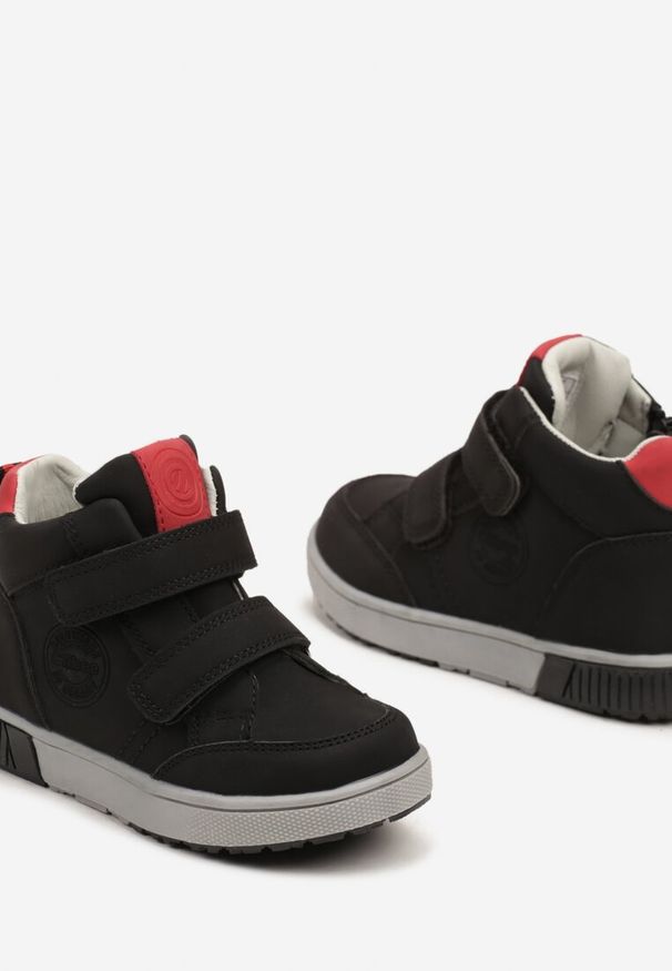 Born2be - Czarno-Czerwone Botki Clibee w Stylu Sneakersów na Płaskiej Podeszwie z Tłoczeniem Romitha. Okazja: na uczelnię. Nosek buta: okrągły. Zapięcie: rzepy. Kolor: czarny. Materiał: jeans. Wzór: kolorowy. Styl: retro, młodzieżowy, elegancki