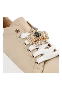 DAMISS - Beżowe Sneakersy Damiss Modne Obuwie Damskie Z Elegancką Broszką. Okazja: na co dzień. Kolor: biały. Materiał: skóra #7
