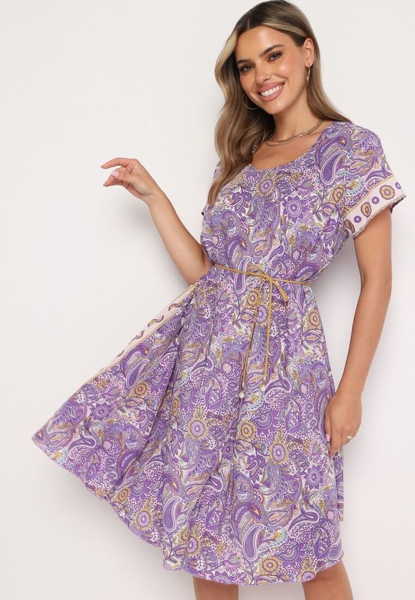 Born2be - Fioletowa Wiskozowa Sukienka o Rozkloszowanym Kroju w Stylu Boho Melnea. Typ kołnierza: dekolt w łódkę. Kolor: fioletowy. Materiał: wiskoza. Długość rękawa: krótki rękaw. Sezon: lato. Styl: boho