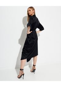 NANUSHKA - Czarna satynowa sukienka midi Lais. Kolor: czarny. Materiał: satyna. Typ sukienki: proste, asymetryczne. Długość: midi #4