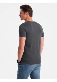 Ombre Clothing - Klasyczna męska bawełniana koszulka z dekoltem w serek BASIC - grafitowa V3 OM-TSBS-0145 - XXL. Typ kołnierza: dekolt w serek. Kolor: szary. Materiał: bawełna. Styl: klasyczny #3