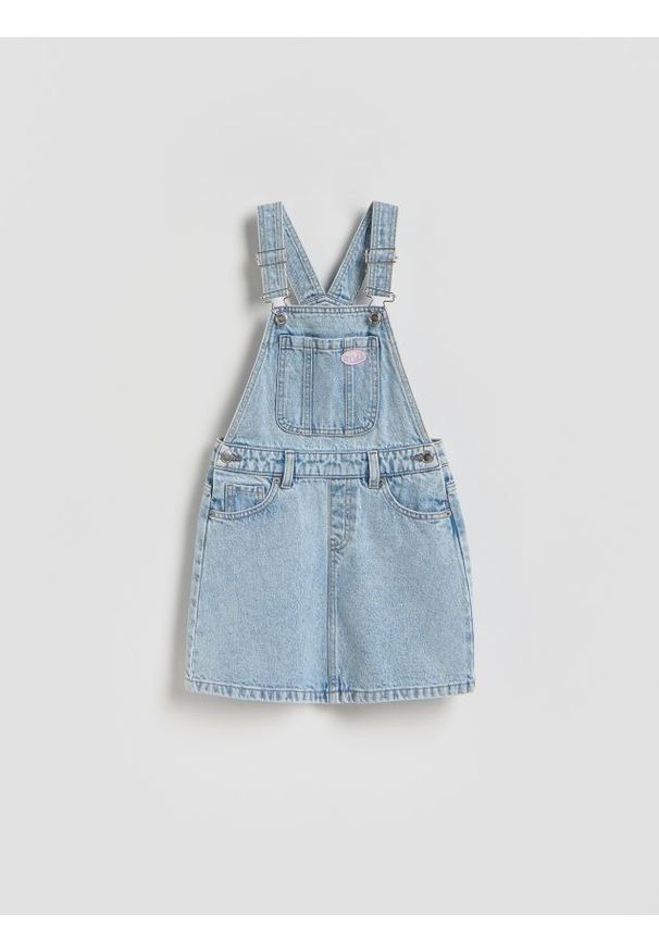 Reserved - Jeansowa sukienka ogrodniczka - niebieski. Kolor: niebieski. Materiał: jeans