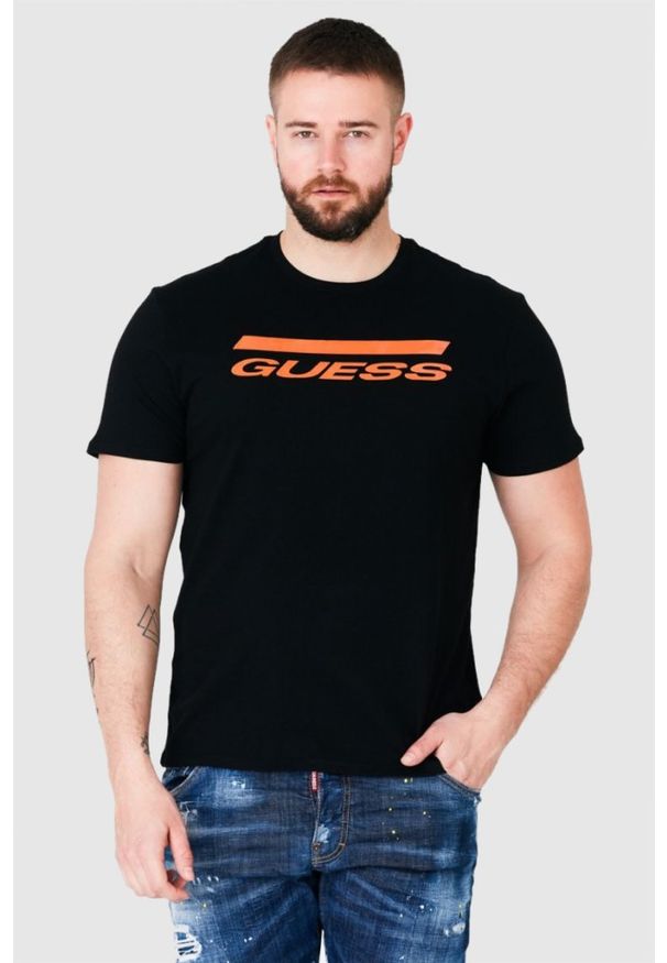 Guess - GUESS Czarny t-shirt męski z pomarańczowym logo. Kolor: czarny