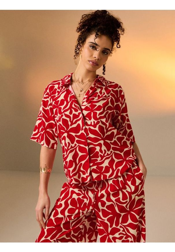 Sinsay - Wiskozowa koszula regular fit z krótkim rękawem - czerwony. Kolor: czerwony. Materiał: wiskoza. Długość rękawa: krótki rękaw. Długość: krótkie