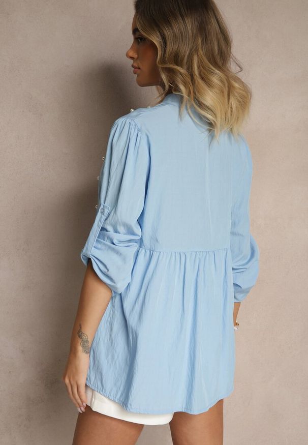 Renee - Jasnoniebieska Koszula z Wiskozą i Perełkami Tanathiel. Okazja: na co dzień, na spotkanie biznesowe. Kolor: niebieski. Materiał: wiskoza. Długość rękawa: długi rękaw. Długość: długie. Wzór: aplikacja. Styl: klasyczny, casual, elegancki, biznesowy