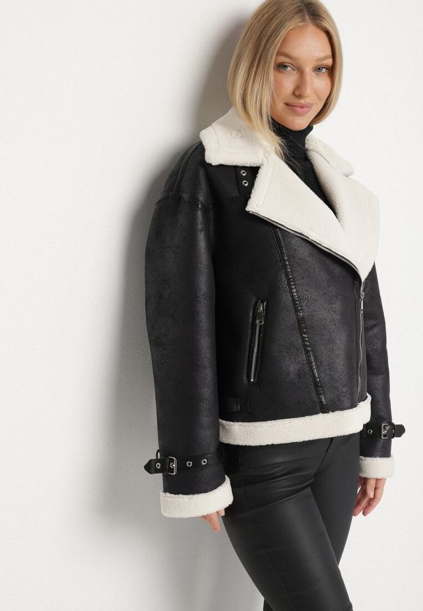 Born2be - Czarna Kurtka Ramoneska Biker z Futerkiem i Paskami z Klamrami Mandrie. Okazja: na co dzień, na spacer. Kolor: czarny. Materiał: futro. Wzór: aplikacja. Styl: elegancki, klasyczny, casual
