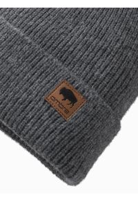 Ombre Clothing - Męska dzianinowa czapka beanie z naszywką – szary melanż V2 OM-ACWH-0123 - uniwersalny. Kolor: szary. Materiał: dzianina. Wzór: melanż, aplikacja. Styl: casual, elegancki