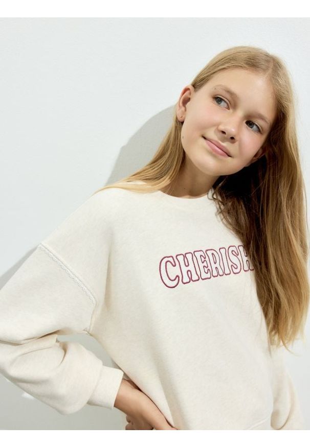 Reserved - Bluza z haftowanym napisem - beżowy. Kolor: beżowy. Materiał: dzianina, bawełna. Wzór: haft, napisy