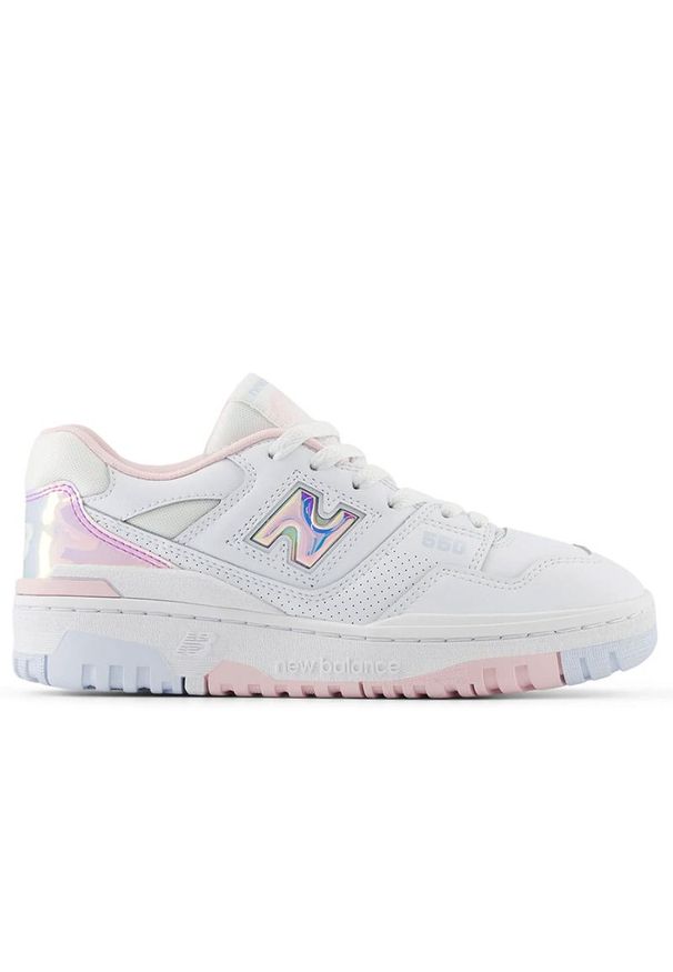 Buty młodzieżowe New Balance GSB550HW - białe. Kolor: biały. Materiał: guma, skóra. Szerokość cholewki: normalna. Sport: koszykówka