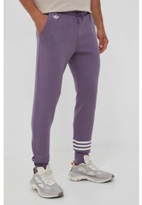 adidas Originals spodnie dresowe kolor fioletowy z aplikacją. Kolor: fioletowy. Materiał: dresówka. Wzór: aplikacja #1