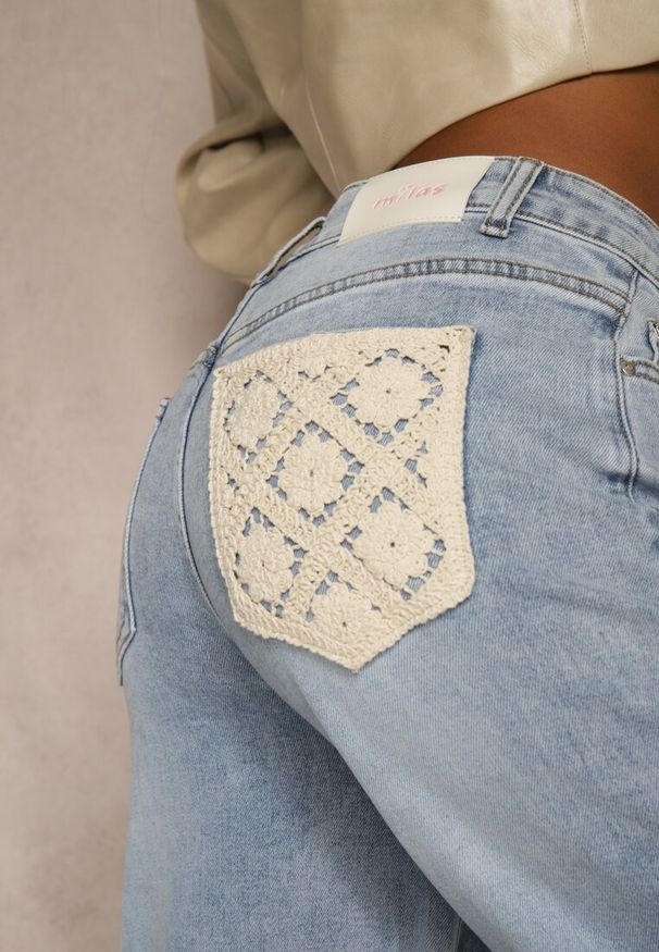 Renee - Niebieskie Szerokie Jeansy High Waist Zdobione Haftem na Kieszeni Thaola. Stan: podwyższony. Kolor: niebieski. Wzór: aplikacja, haft. Styl: klasyczny, boho