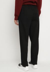 Born2be - Czarne Spodnie Bawełniane w Stylu Mom Fit ze Sznurkiem Adenelle. Okazja: na co dzień. Kolor: czarny. Materiał: bawełna. Styl: casual #4