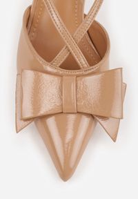 Born2be - Ciemnobeżowe Eleganckie Szpilki VICES z Ozdobną Kokardą Adrelena. Nosek buta: szpiczasty. Zapięcie: sprzączka. Kolor: beżowy. Wzór: aplikacja. Materiał: skóra, lakier. Sezon: lato. Obcas: na szpilce. Styl: elegancki. Wysokość obcasa: średni #8