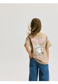 Reserved - T-shirt z nadrukiem i haftem - beżowy. Kolor: beżowy. Materiał: bawełna. Wzór: haft, nadruk #1