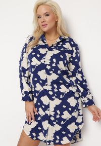 Born2be - Granatowa Sukienka Koszulowa z Abstrakcyjnym Wzorem i Podwijanymi Rękawami Grailuna. Kolekcja: plus size. Kolor: niebieski. Typ sukienki: koszulowe #4