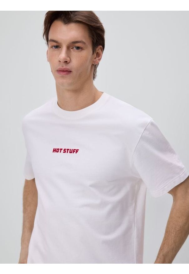 Reserved - T-shirt regular z nadrukiem - złamana biel. Materiał: dzianina. Wzór: nadruk