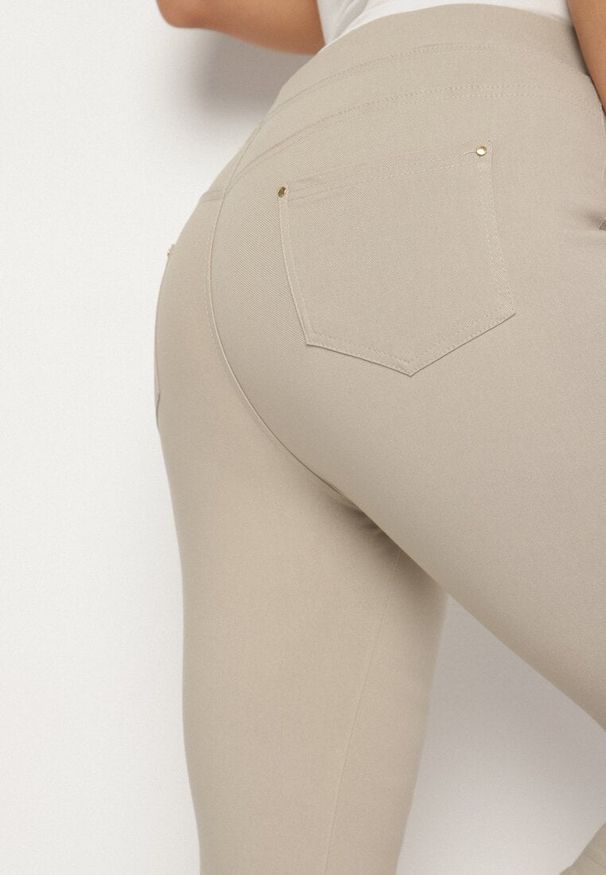 Born2be - Beżowe Spodnie z Bawełny o Kroju Capri Dolonisa. Okazja: na co dzień. Kolor: beżowy. Materiał: bawełna. Styl: młodzieżowy, elegancki, casual