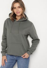 Born2be - Zielona Bluza z Kapturem i Kangurkową Kieszenią Envila. Okazja: na co dzień. Typ kołnierza: kaptur. Kolor: zielony. Materiał: jeans. Styl: elegancki, casual #3