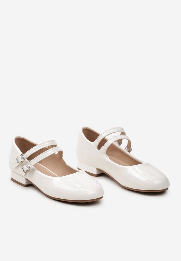 Renee - Białe Balerinki na Małym Obcasie z Dwoma Paskami Tetila. Okazja: na co dzień. Zapięcie: pasek. Kolor: biały. Materiał: jeans. Wzór: paski. Styl: klasyczny, elegancki, casual