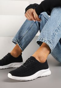 Renee - Czarne Sneakersy Ozdobione Ażurowym Wzorem Sareldi. Okazja: na co dzień. Kolor: czarny. Materiał: jeans. Wzór: ażurowy, aplikacja