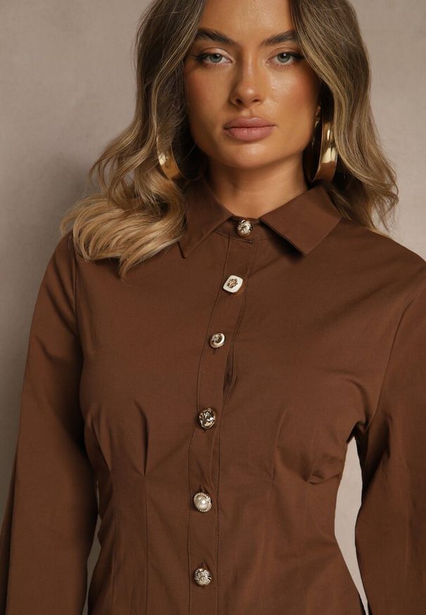 Renee - Brązowa Bawełniana Koszula o Kroju Hourglass z Eleganckimi Guzikami Galiandia. Okazja: na co dzień. Kolor: brązowy. Materiał: bawełna. Długość rękawa: długi rękaw. Długość: długie. Styl: elegancki