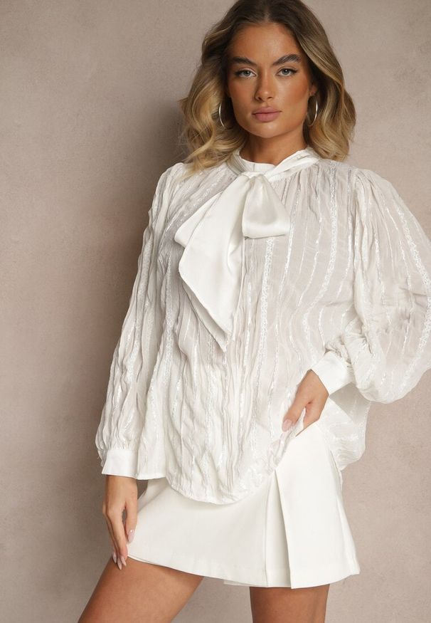 Renee - Biała Tłoczona Bluzka o Koszulowym Kroju z Ozdobnym Wiązaniem Sepalea. Okazja: na co dzień. Kolor: biały. Materiał: jeans. Długość rękawa: długi rękaw. Długość: długie. Styl: elegancki, casual