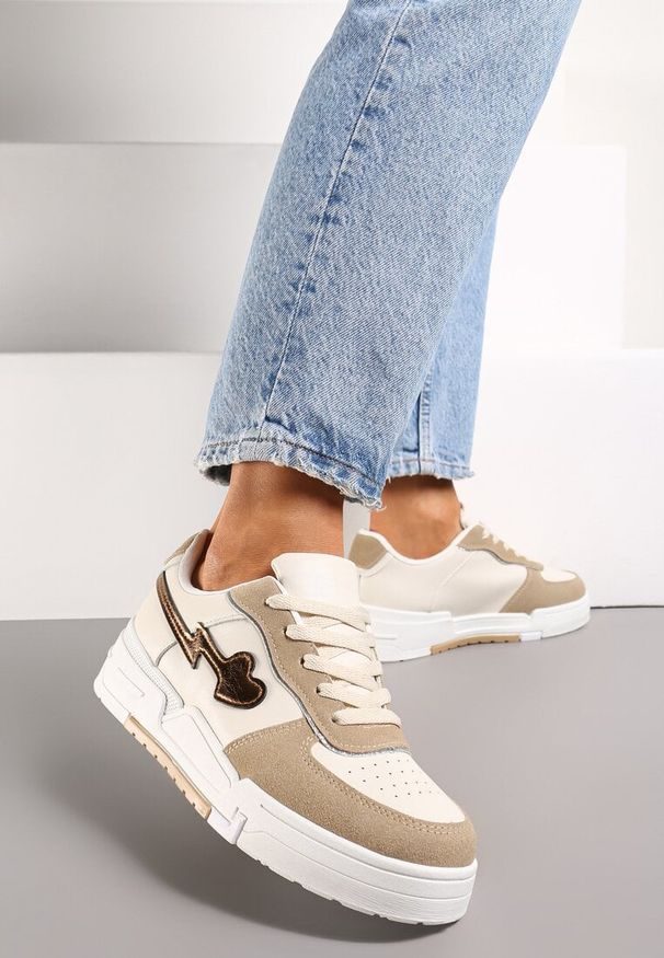 Renee - Ciemnobeżowe Sznurowane Sneakersy na Grubej Podeszwie z Brokatowym Zdobieniem Anaieli. Kolor: beżowy. Szerokość cholewki: normalna. Wzór: aplikacja
