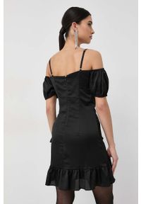 Guess sukienka kolor czarny mini prosta. Okazja: na co dzień. Kolor: czarny. Materiał: tkanina. Długość rękawa: na ramiączkach. Typ sukienki: proste. Styl: casual. Długość: mini #2