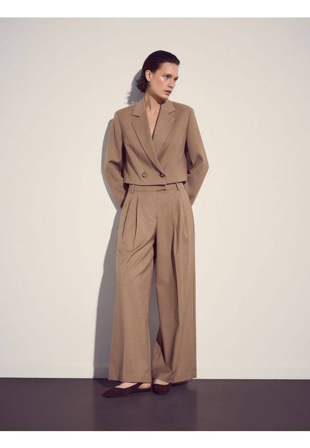 Reserved - Spodnie z szerokimi nogawkami - brązowy. Kolor: brązowy. Materiał: tkanina, wiskoza